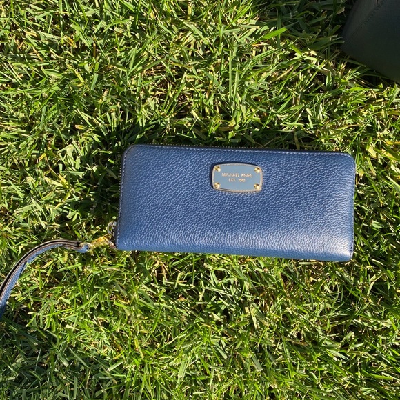 Authentic Michael Kors purse with wallet - Picture 6 of 13